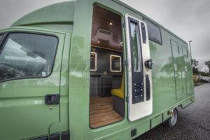 Camperización camión para rodajes de televisión y eventos en exteriores sobre carrocería de Renault Master