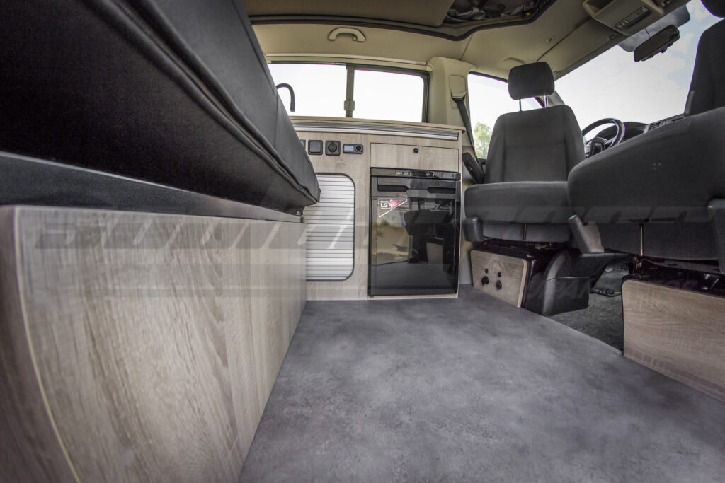 cocina-comedor camper Volkswagen Caravelle T6 batalla corta