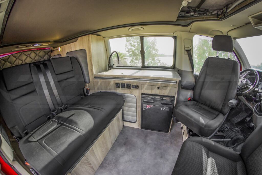 cocina-comedor camper Volkswagen Caravelle T6 batalla corta