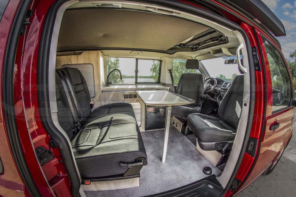 zona interior camper Volkswagen Caravelle T6 batalla corta